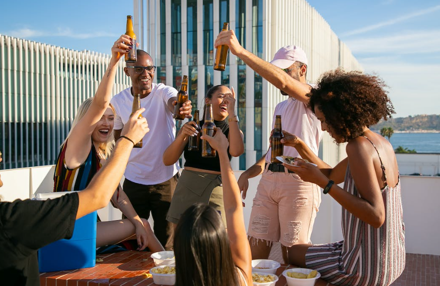 Gezellig proosten met vrienden Gezellig proosten met vrienden