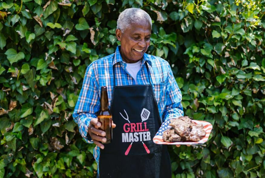 Grill master met een biertje in de hand