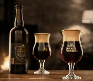 HJ Grand Prestige HJ Grand Prestige grote fles met twee glazen