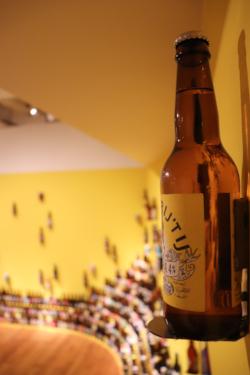 Flesje IJ Session IPA aan de muur in het Amsterdam museum