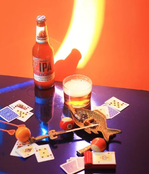 IPA bier met speelkaarten en sigaretten in een asbak