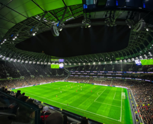 In het stadion Binnen in een voetbalstadion met fans
