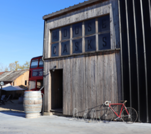 Ingang loods met vaten