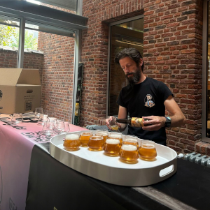 Koen Daalman van Beer Buddy schenkt bier in