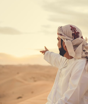 Man in Qatar / Pexels Man in Qatar wijst naar de zee