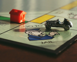 Monpoly autootje en hotel op het bord