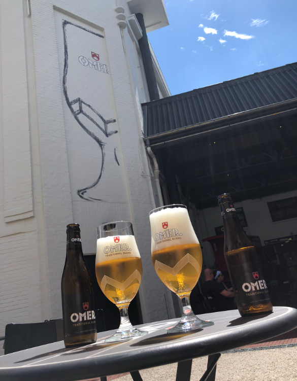OMER traditional blond glazen bij de brouwerij