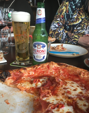Peroni pils met pizza