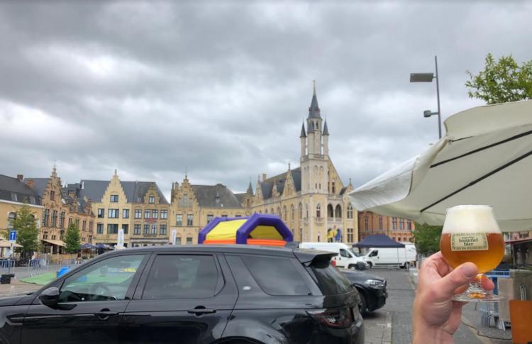 Poperings Hommelbier midden in de stad Poperinge in België