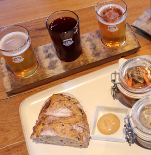 Proefplankje met bier en wat te eten