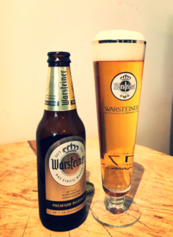 Warsteiner flesje en glas Warsteiner flesje en glas met mooie schuimkraag