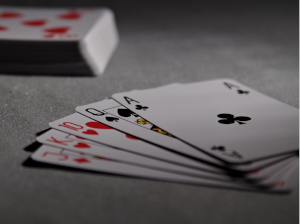 Speelkaarten in een hoge straat / Pexels Speelkaarten in een hoge straat