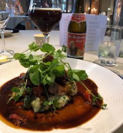 St. Bernardus Prior 8 met een vleesgerecht St. Bernardus Prior 8 met een vleesgerecht