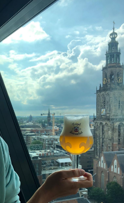 Tripel Karmeliet met de Martinitoren op de achtergrond