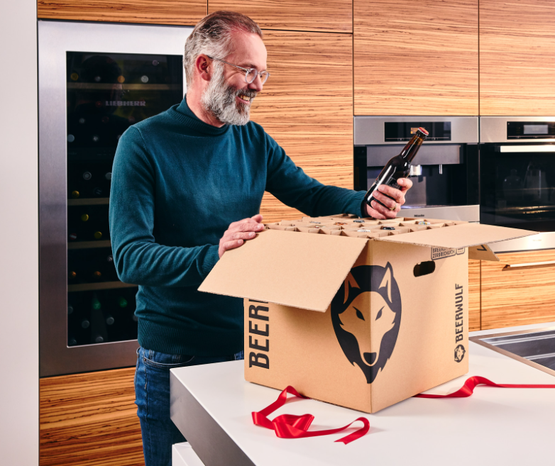 Vader opent Beerwulf Bierpakket Vader opent Beerwulf Bierpakket