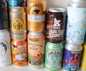 Verschillende designs op blikjes bier Verschillende designs op blikjes bier