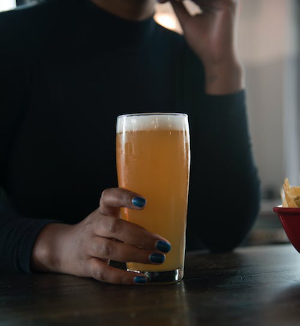 Vrouw met een speciaalbiertje Vrouw met een speciaalbiertje