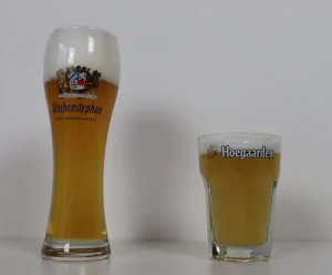 Weizenbier en witbier in een glas Weizenbier en witbier in een glas
