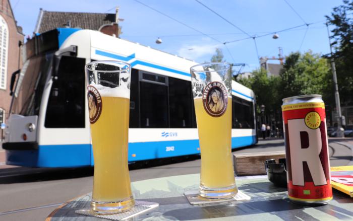 Witte Antonia biertje na de tentoonstelling en een blikje bier dat speciaal voor de tentoonstelling is gebrouwen door Troost