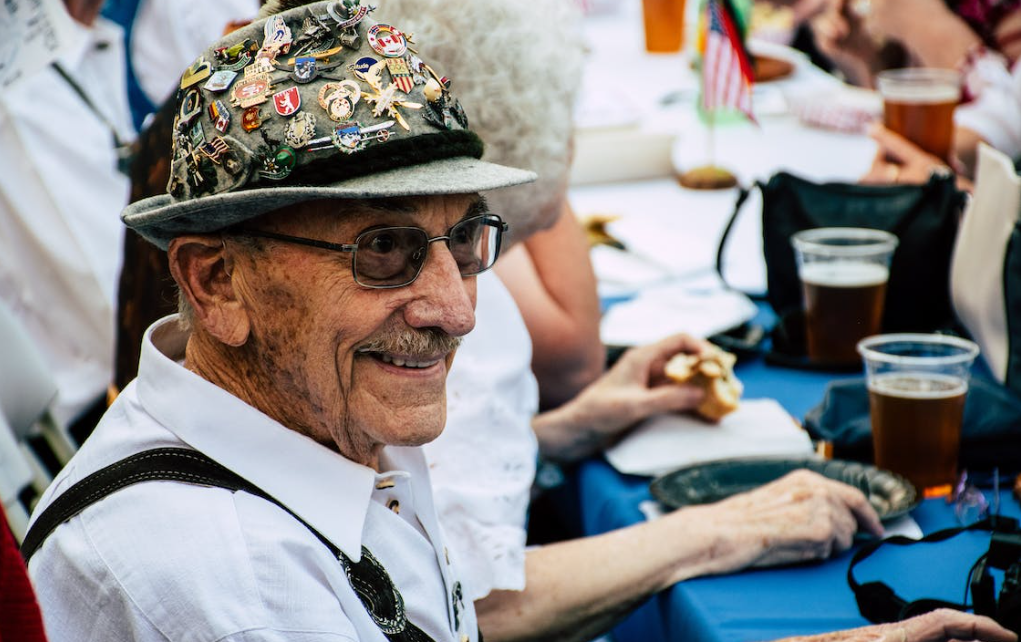 oude man aan het bier oude man aan het bier