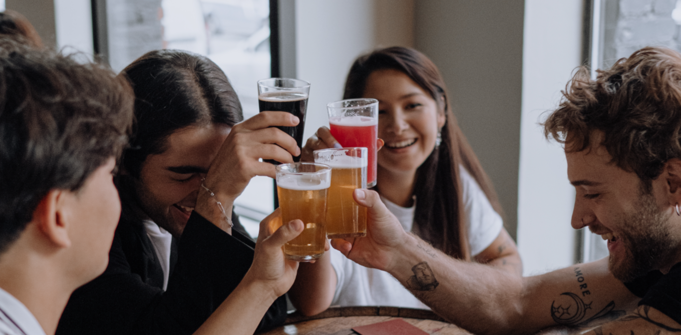 vrienden proosten met bier vrienden proosten met bier