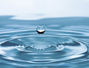 waterdruppel die in water valt