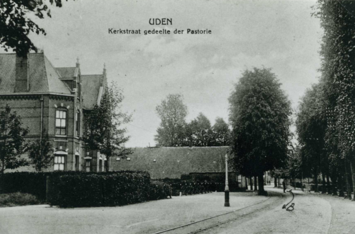 De lange schuur op de ansichtkaart uit 1917 is de voormalige brouwerij, naast de pastorie in de Kerkstraat.
