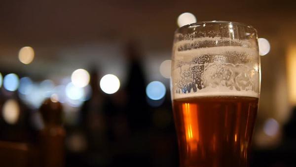 Half gedronken bier Half gedronken bier
