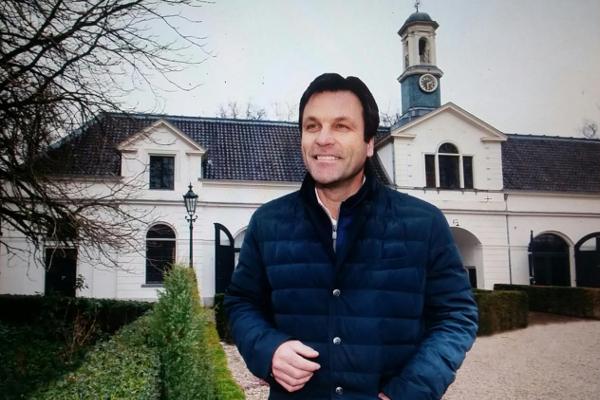 Jacques Brinkman voor het Koetshuis waar Brouwerij de Uddelaer is gevestigd