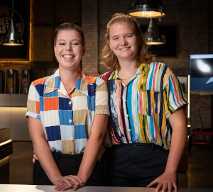 Amy en Maaike uit het Nederlandse Beer Masters team