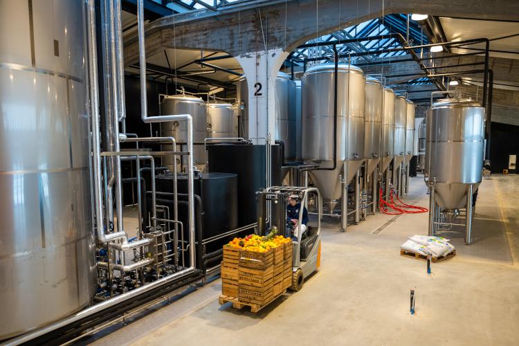 Aankomst eerste lading fruit bij Stadshaven Brouwerij Rotterdam