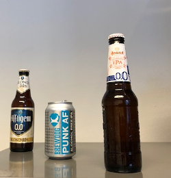 Blikje en twee flesjes met alcoholvrij speciaalbier