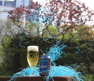Aldi IPA van Brewdog blikje en glas buiten