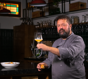 Biersommelier Arvid Bergstrom met een Grolsch Finale Oliebol en het bier in de hand