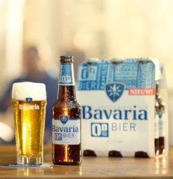 Bavaria 0.0% flesje en gals met sixpack erachter