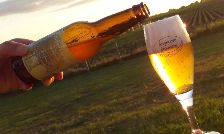 Berghoeve bier ingeschonken tijdens zonsondergang Berghoeve bier ingeschonken tijdens zonsondergang