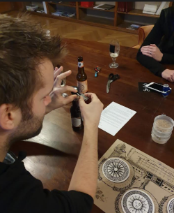 Twee mannen spelen het Bier Mysterie spel 