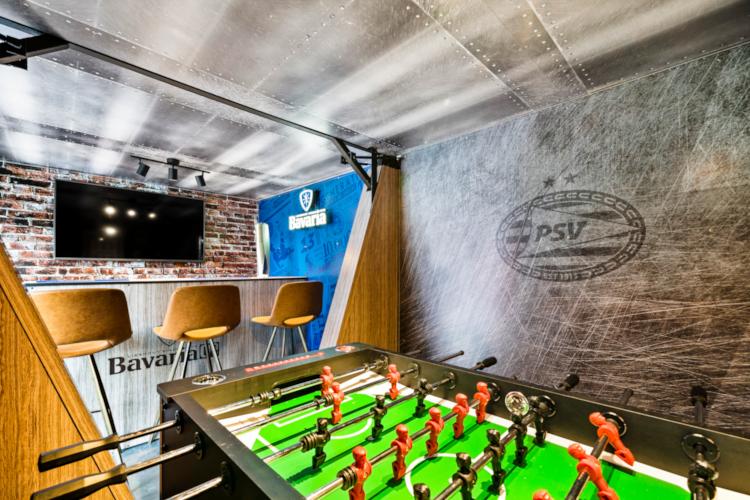 Binnen in de STudio PSV bus