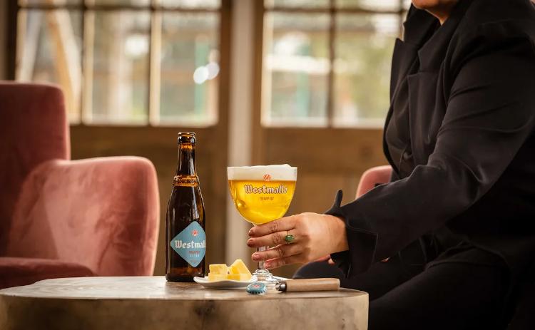 Broeder pakt Westmalle Extra glas van tafel