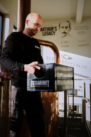 Brouwer Kurt Sarens met krat Estaminet Refined Lager