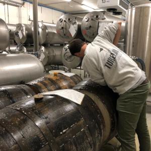Brouwerij Tureluur houten vaten vullen Brouwerij Tureluur houten vaten vullen