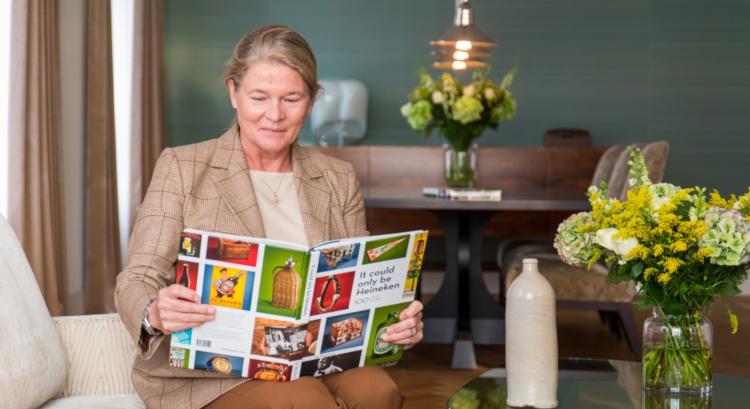 Charlene de Carvalho Heineken leest het boek it could only be heineken