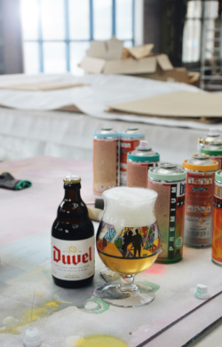 FAKE Duvel Collection Bierglas bij spuitbussen van de street artist