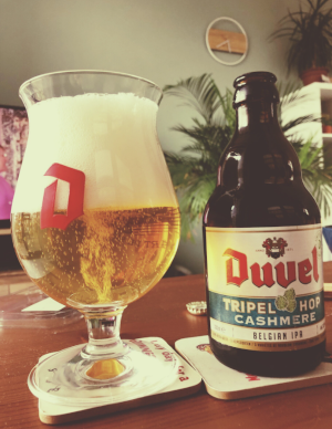 Duvel Tripel Hop Cashmere uitgeschonken in een Duvel bokaal