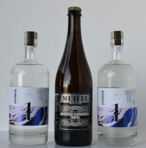 Twee flessen Gin van Schouten Distillery en een fles Everardus Gin Infused er tussenin