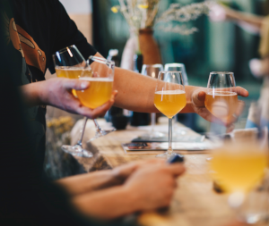 Glazen Nevel bier opgepakt van de bar