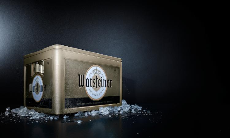 Gouden Warsteiner krat met ijs er omheen