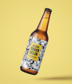 Graangeluk flesje bier zwevend op een gele achtergrond
