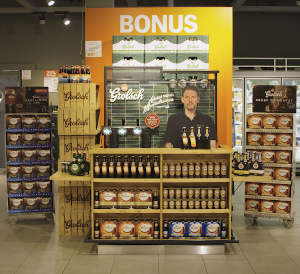 Meesterbrouwer Marc Janssen geeft bieradvies op interactief display in de supermarkt