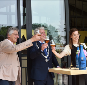 Vlnr: Harry Meens, burgemeester Geurts en Michelle Meens van Alfa